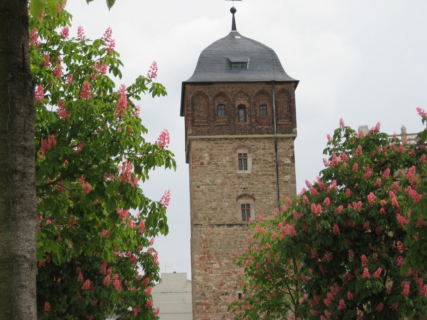 2025-roter-Turm